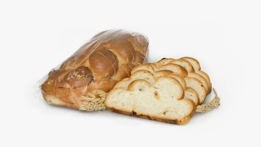 Vánočka s rozinkami krájená